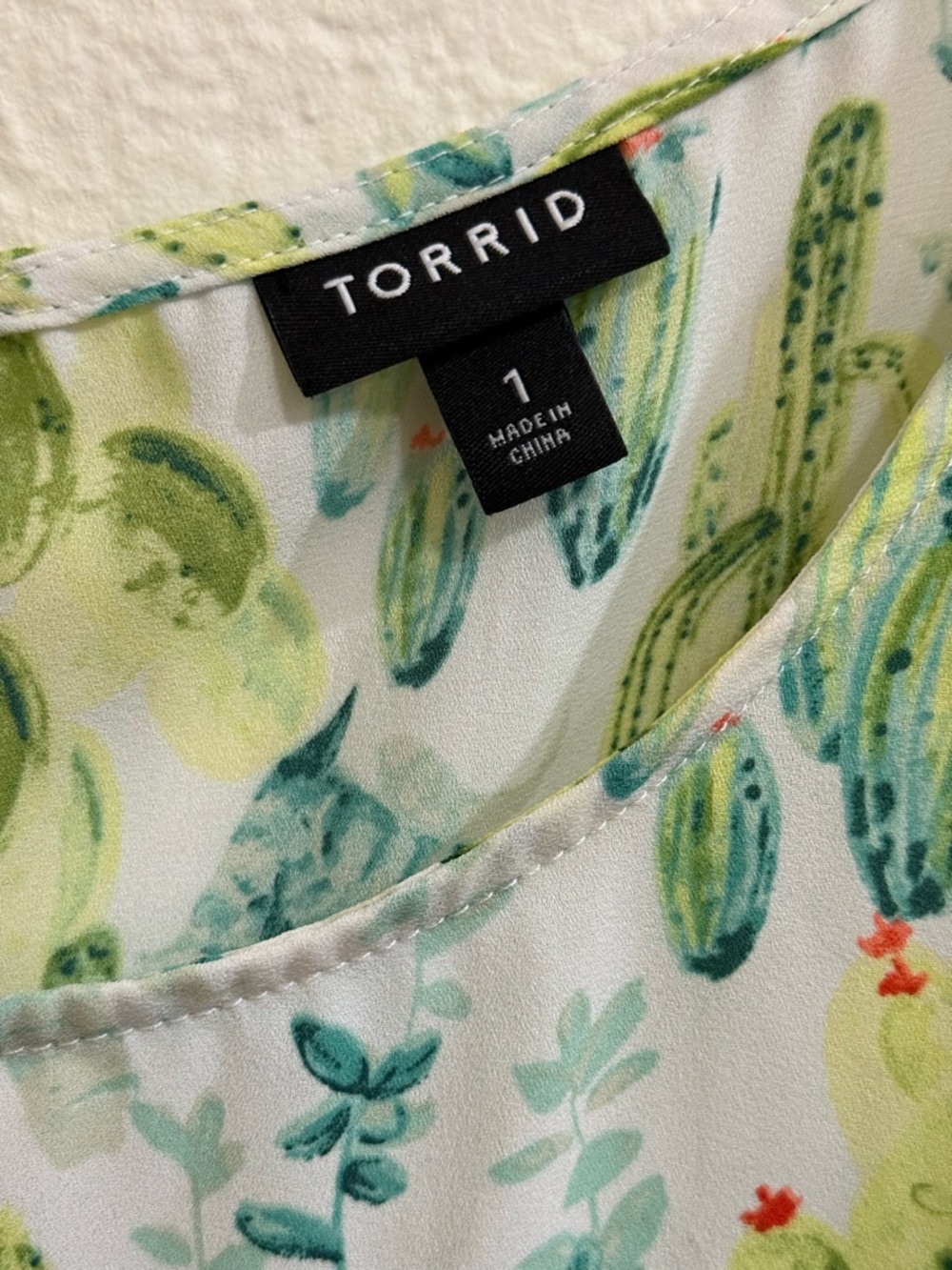 Torrid Green Cactus Print Flutter Sleeve Blouse Size 1 - Picture 3 of 12